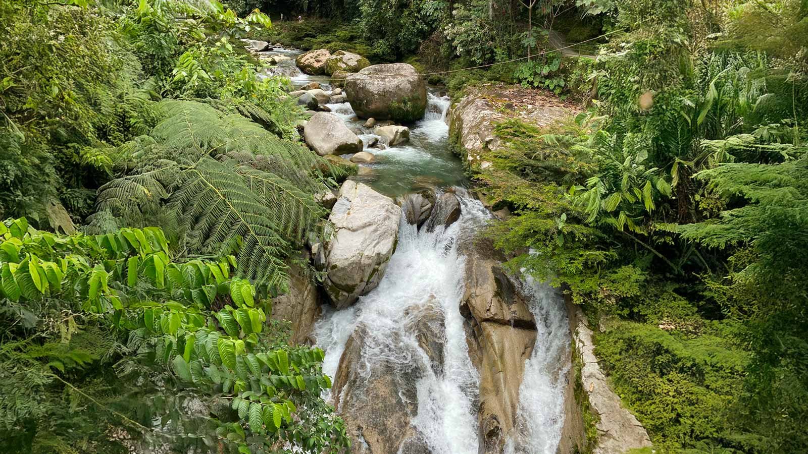 turismo en tena descubre la magia de la laguna azul waysa yaku napo amazonia ecuador